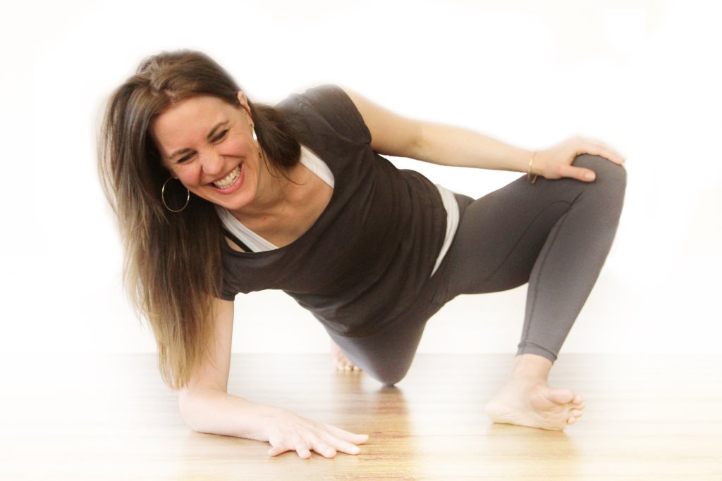 Yogini lacht während einer Yogaübung