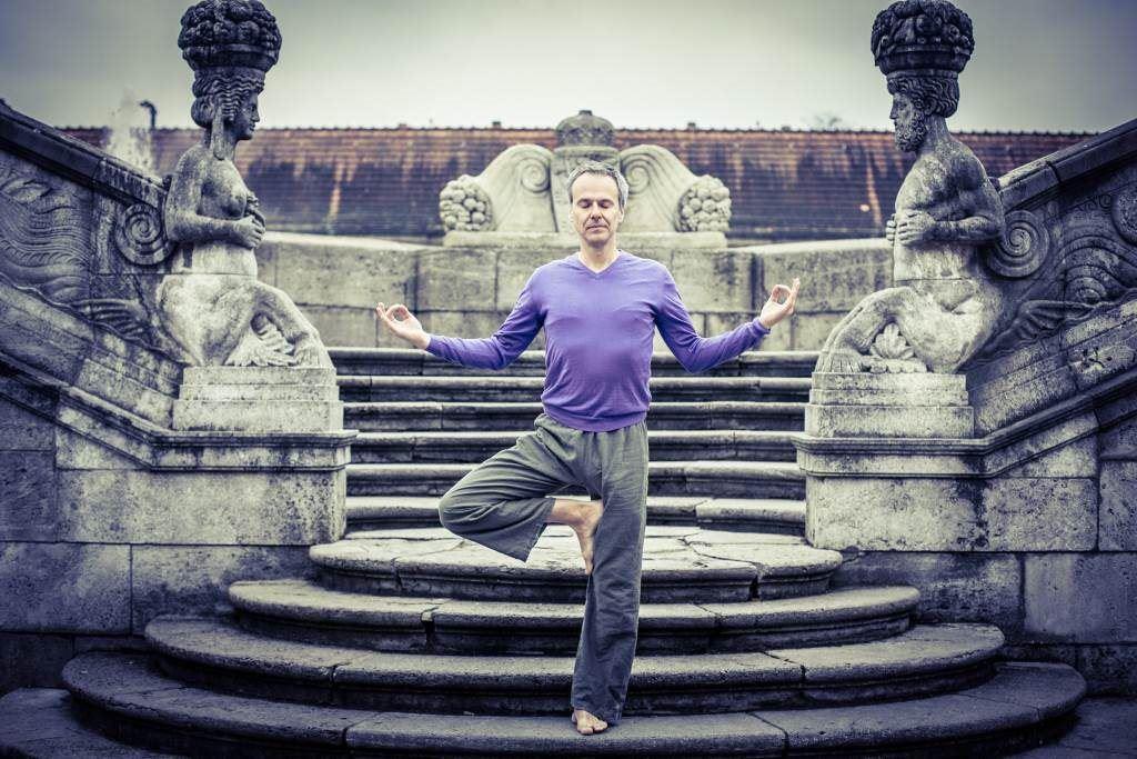 Stefan Geisse korrigiert achtsam eine Yogahaltung