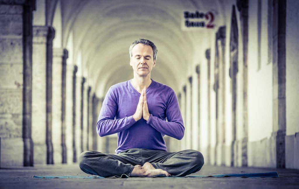 Stefan Geisse in einer stabilen und zugleich entspannten Yogahaltung