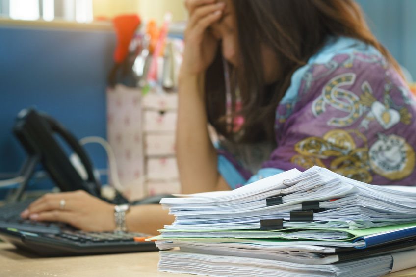 Viel Arbeit und Stress im Büro, Symbolbild