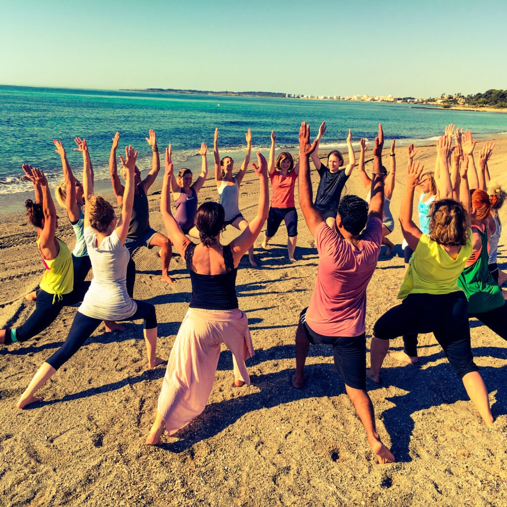 Yoga am Strand mit der Gruppe auf Mallorca