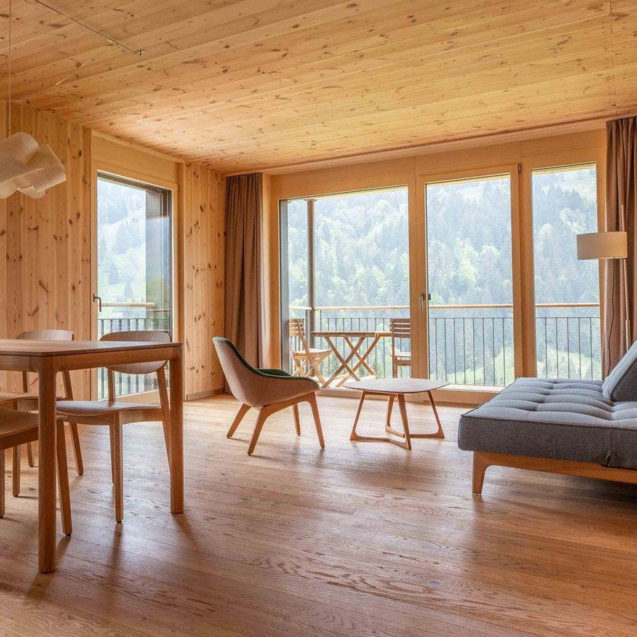 Helles Holzzimmer mit Sitzecke und Balkon im ChineHuus