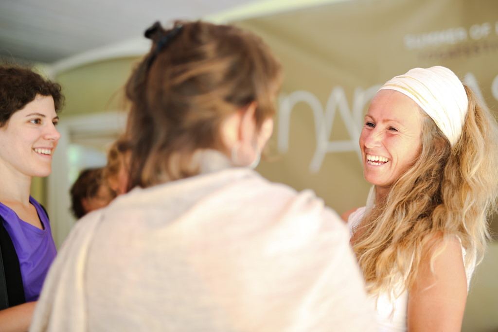 Herzliche Begegnung zwischen Teilnehmerinnen beim Yogafestival Summer of Love