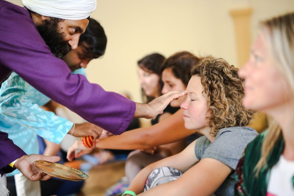 Punnu Wasu segnet eine Teilnehmerin beim Yoga Retreat auf der Schweibenalp