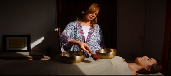 Klangschalenmassage: Entspannung durch Schwingungen und Achtsamkeit
