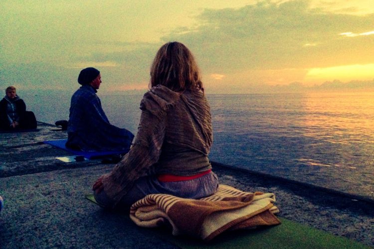 Tiefer in den Yoga einsteigen – aber wie?