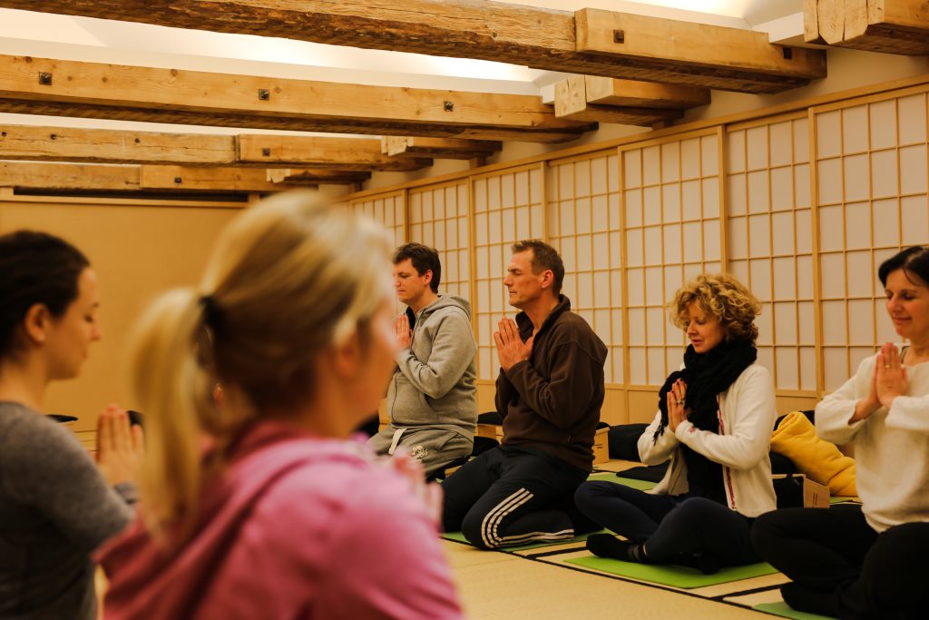Yoga und Meditationsteilnehmer Stefan