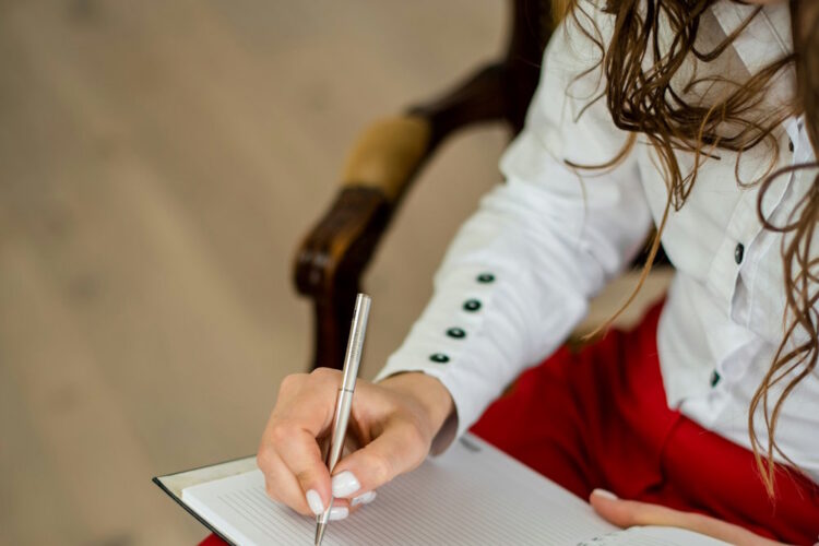 Journaling & Brief an das innere Kind: Dein Fahrplan zu mehr Selbstannahme